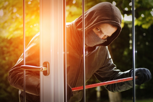 burglar breaking into a house without a burglar alarm - Verisure Smart Alarms