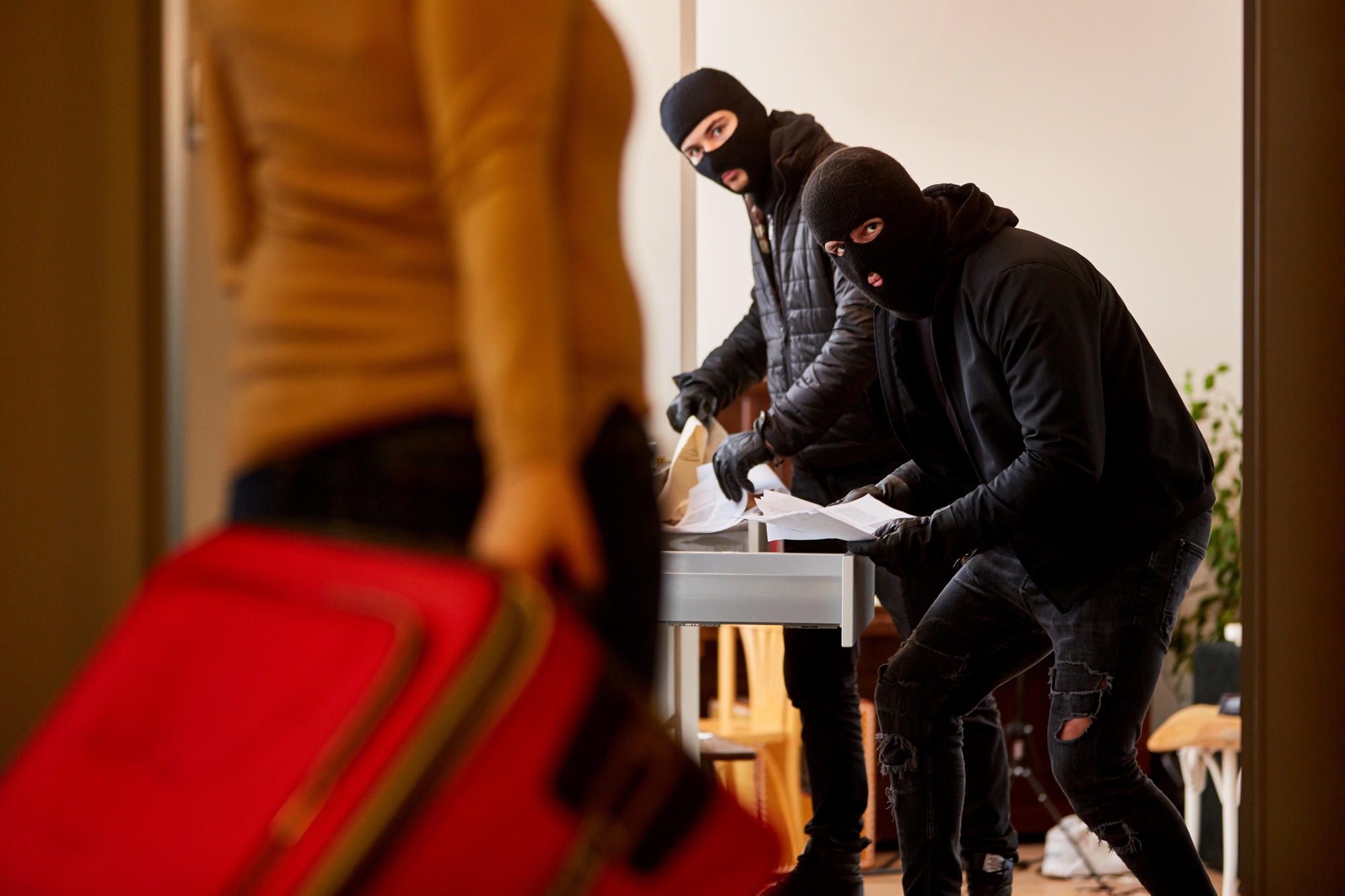 3 reactions when a burglar is in front of you Verisure Home Security Blog